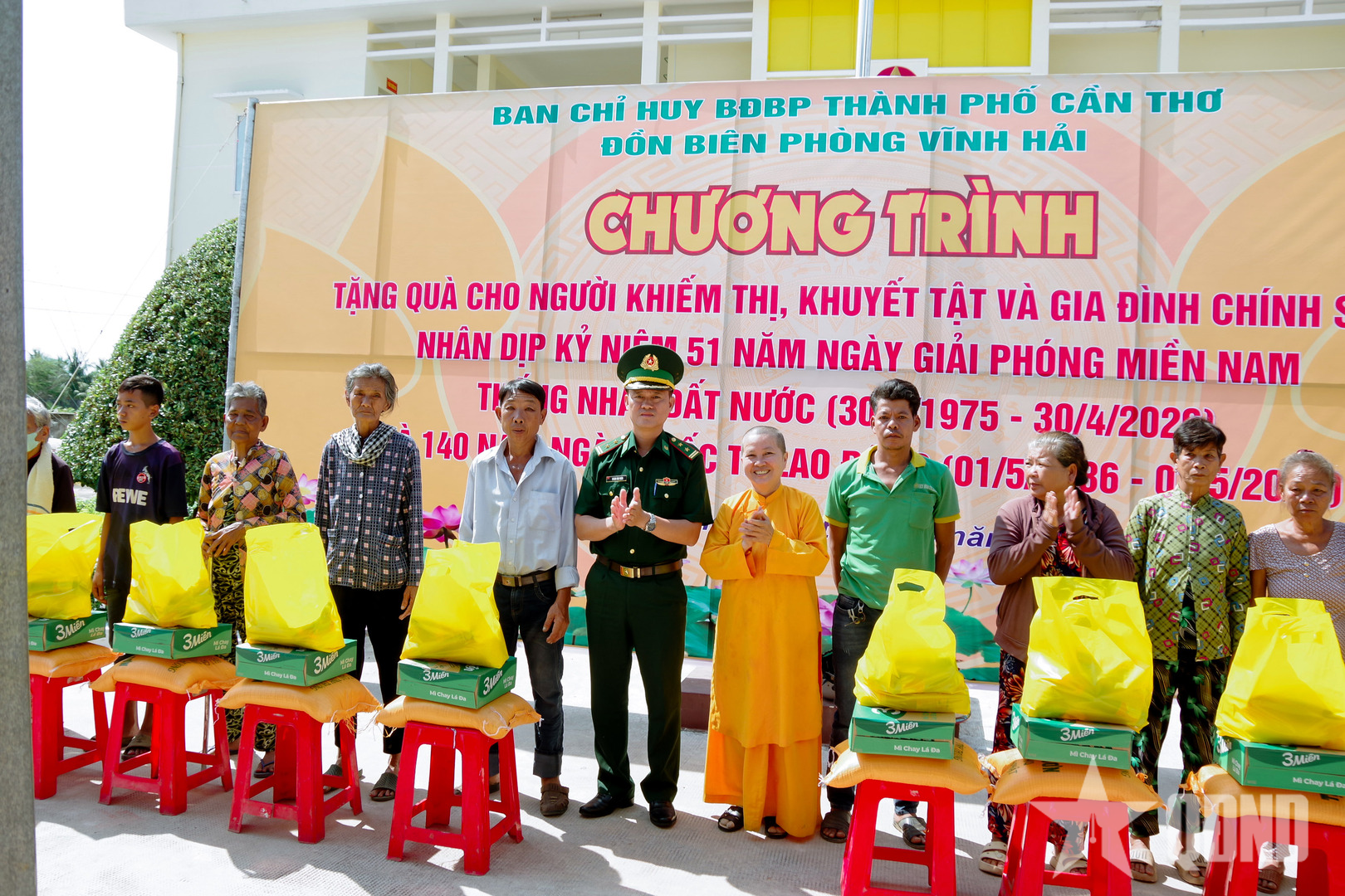 Bộ đội Biên phòng TP Cần Thơ: Trao quà tặng ​các gia đình chính sách trên địa bàn khu vực biên giới biển 